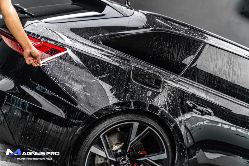 Kỹ thuật viên thi công dán PPF xe hơi