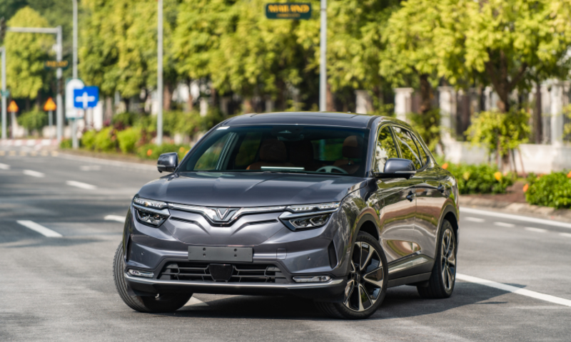 Dán PPF ô tô cho Vinfast VF8 sử dụng màng bảo vệ dày dặn chống trầy xước