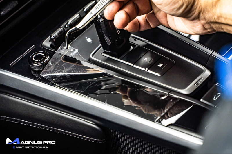 Kỹ thuật viên thi công dán  PPF ô tô tại Bà Rịa - Vũng Tàu