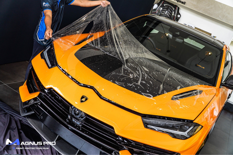 Kỹ thuật viên thi công dán PPF ô tô