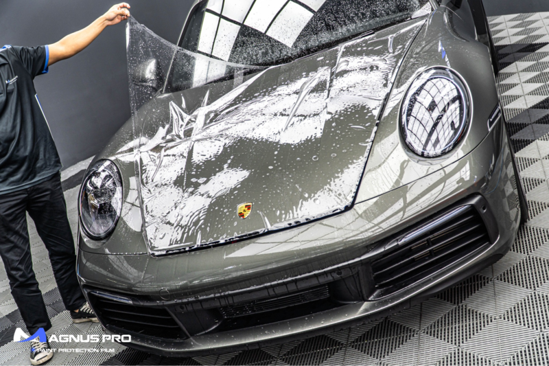 Kỹ thuật viên thi công dán PPF xe hơi