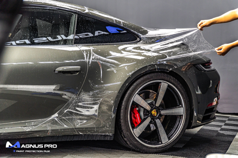 Kỹ thuật viên thi công dán PPF xe hơi