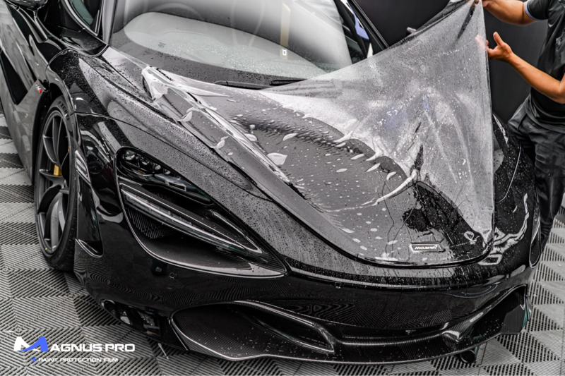 Kỹ thuật viên thi công dán PPF xe hơi