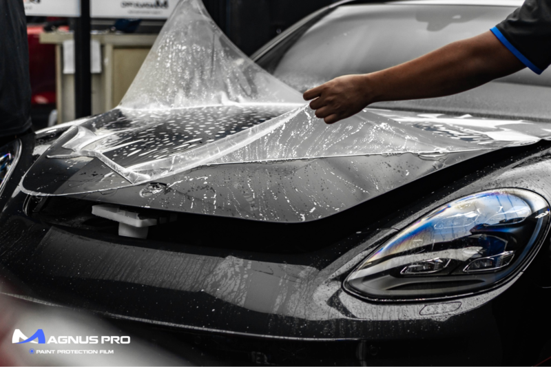 Kỹ thuật viên thi công dán PPF xe hơi