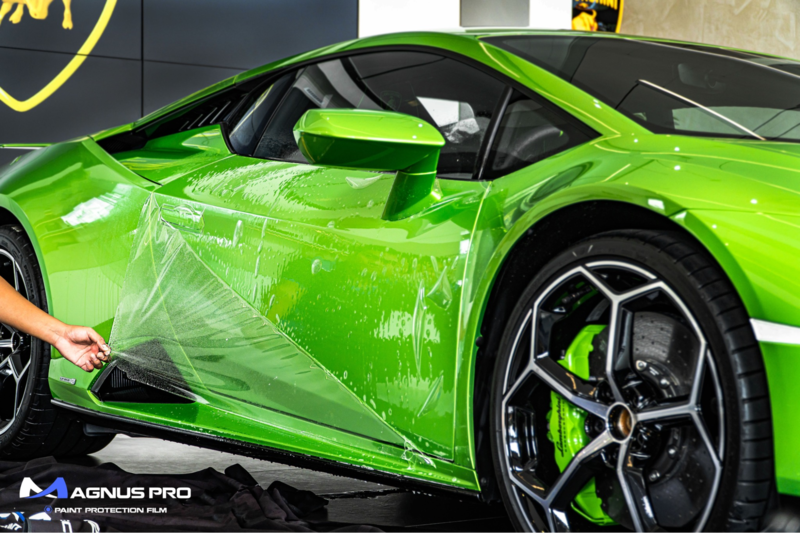 Kỹ thuật viên thi công dán PPF xe ô tô