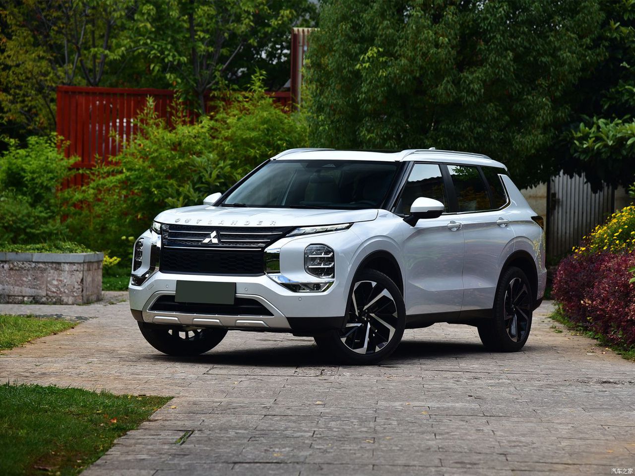 Dán PPF ô tô cho xe Mitsubishi Outlander: Bảng giá mới nhất