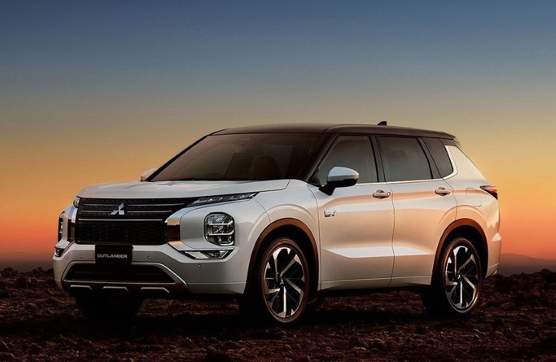 Dán PPF ô tô cho xe Mitsubishi Outlander sử dụng màng bảo vệ dày dặn chống trầy xước