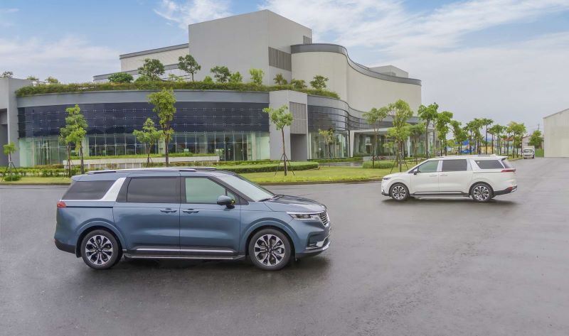 Dán PPF cho xe KIA Carnival sử dụng màng bảo vệ dày dặn chống trầy xước