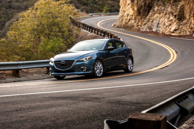 Dán PPF cho xe MAZDA 3 sử dụng màng bảo vệ dày dặn chống trầy xước