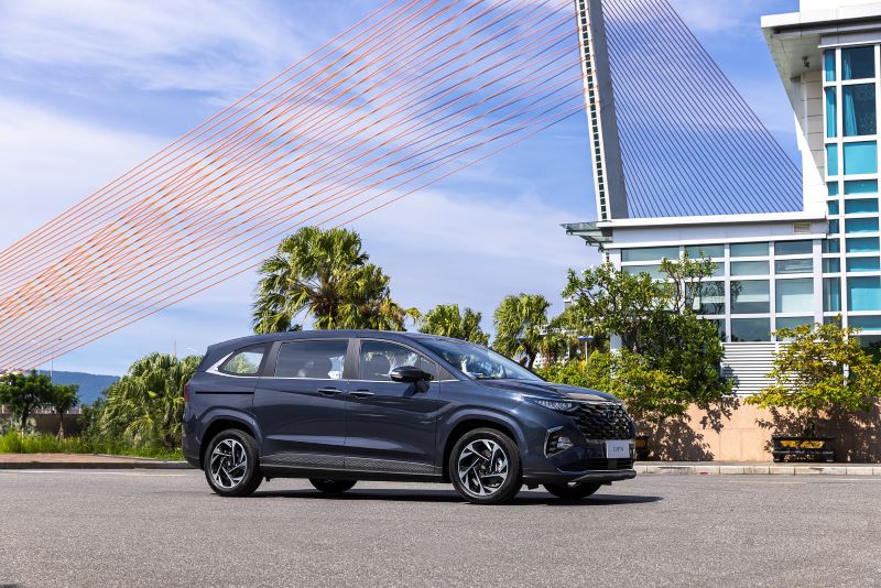 Dán PPF cho xe Hyundai Custin sử dụng màng bảo vệ dày dặn chống trầy xước