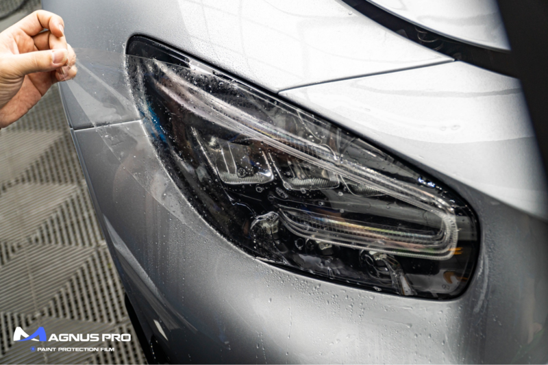 Kỹ thuật viên dán PPF cho đèn xe hơi