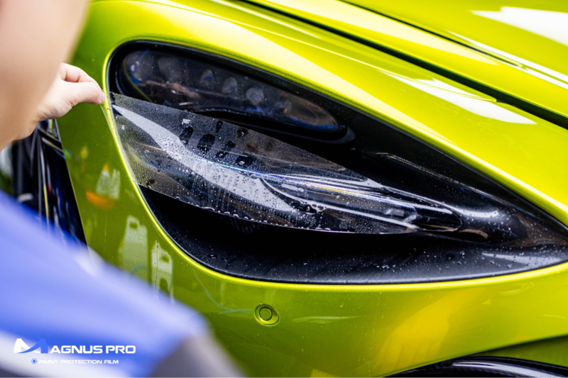 Kỹ thuật viên thi công dán PPF cho đèn xe hơi