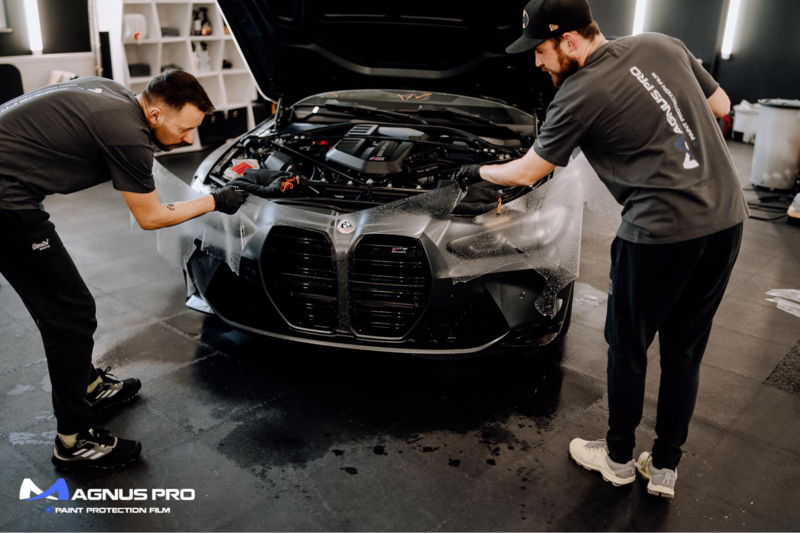 Kỹ thuật viên thi công dán PPF xe ô tô