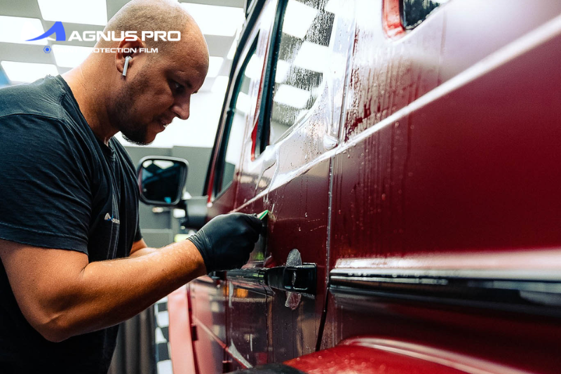 Sử dụng dụng cụ chuyên dụng để dán PPF Magnus Pro cho xe ô tô