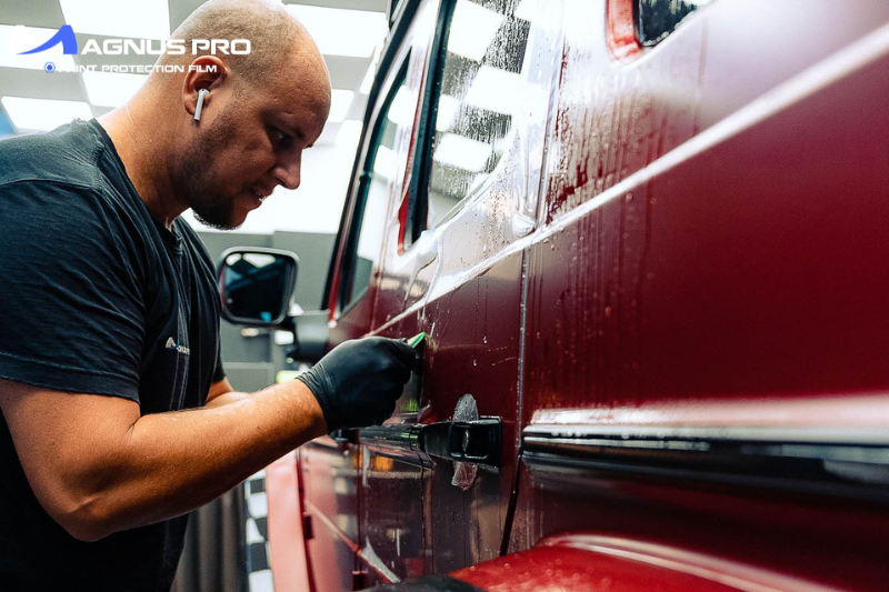 Kỹ thuật viên thi công dán PPF Magnus Pro