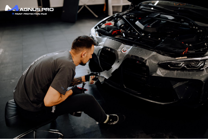 Kỹ thuật viên thi công dán PPF ô tô tại Pleiku