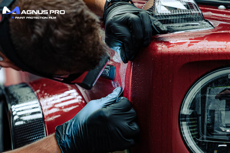 Quá trình dán PPF Magnus Pro đòi hỏi phải cẩn thận và tỉ mỉ