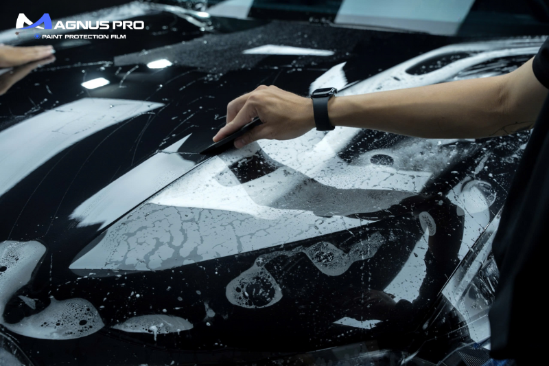 Cận cảnh quá trình dán PPF Magnus Pro cho nắp capo