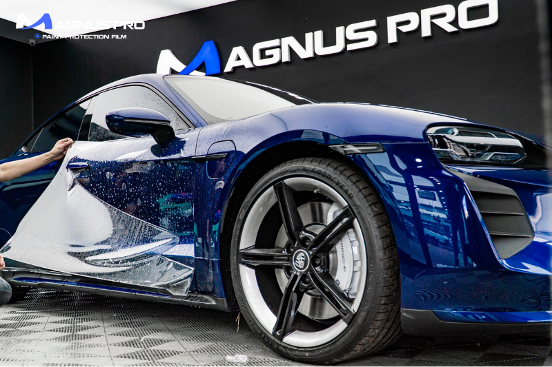 Kỹ thuật viên thi công dán PPF Magnus Pro chuyên nghiệp