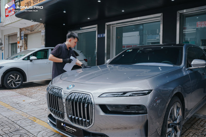 Kỹ thuật viên kiểm tra KCS sau khi dán PPF cho xe hơi