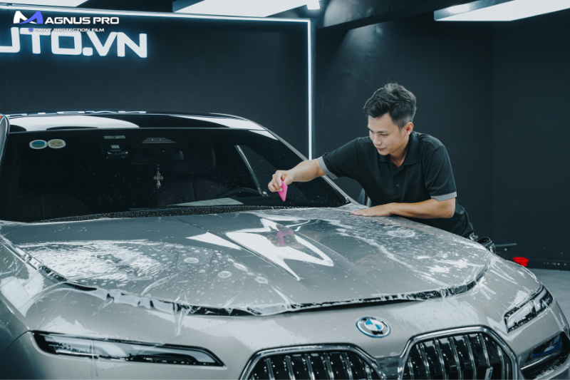 Kỹ thuật viên thi công dán PPF cho xe hơi