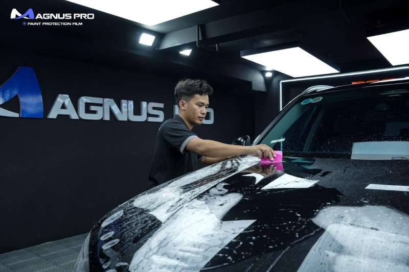Kỹ thuật viên thi công dán PPF Magnus Pro cho BMW X5