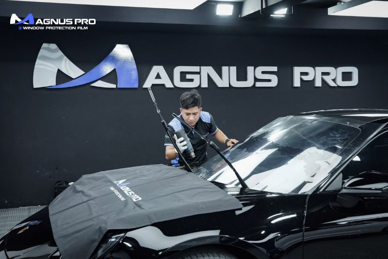 Dán phim cường lực Magnus Pro vị trí kính lái