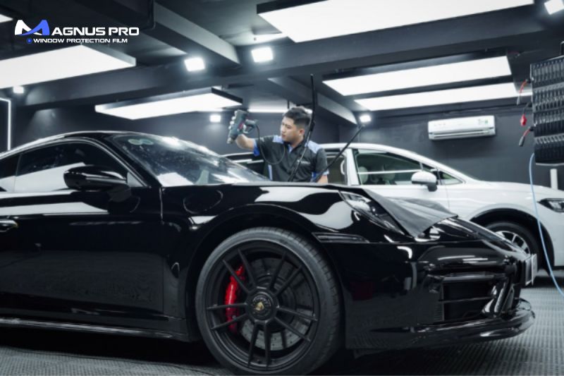 Kỹ thuật viên thi công dán phim cường lực Magnus Pro yêu cầu có kinh nghiệm