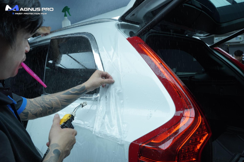 Kỹ thuật viên thi công dán PPF Magnus Pro cho xe hơi