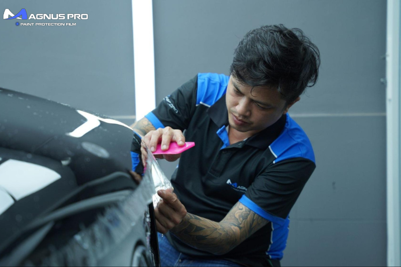 Kỹ thuật viên thi công dán PPF ô tô tại Cẩm Phả