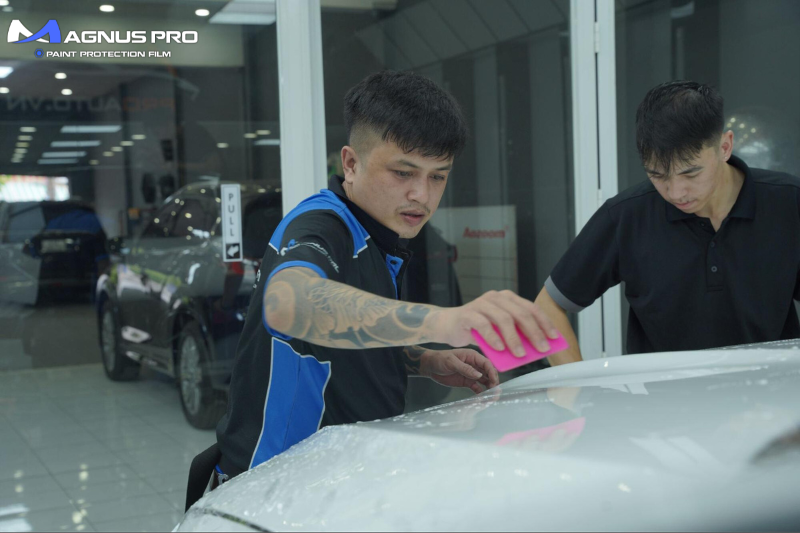 Kỹ thuật viên thi công dán PPF ô tô tại Cao Lãnh