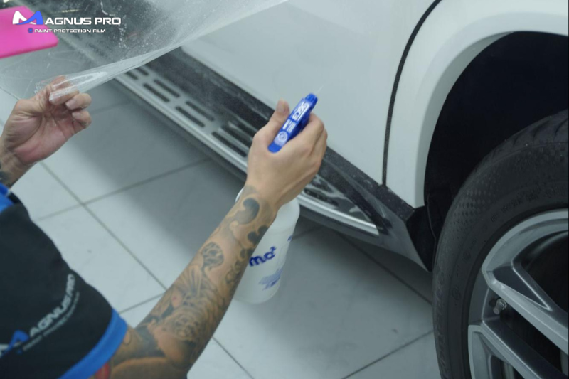 Kỹ thuật viên thi công dán PPF ô tô tại Châu Đốc