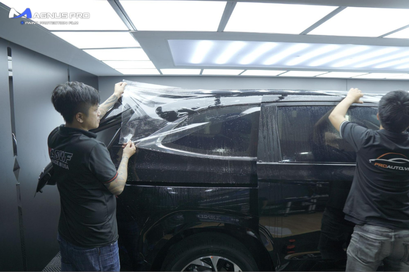 Kỹ thuật viên thi công dán PPF ô tô tại Tam Kỳ