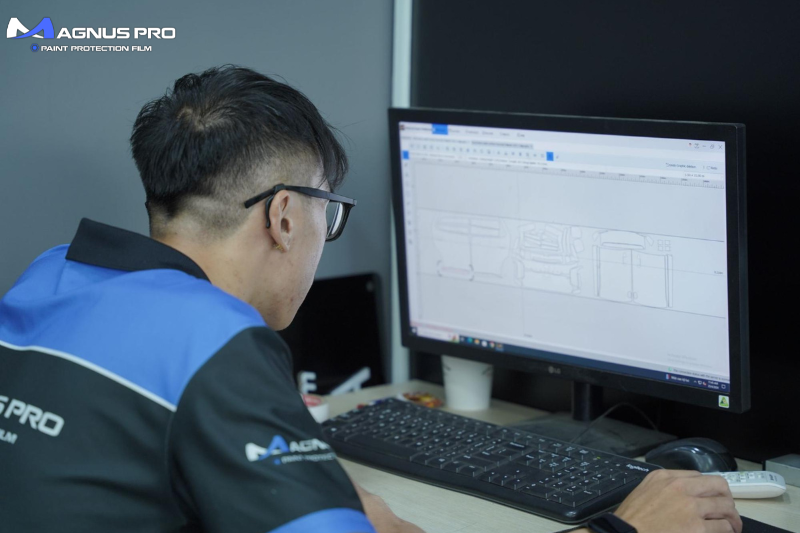 PPF sẽ được căn chỉnh và cắt cẩn thận để phù hợp với từng loại xe