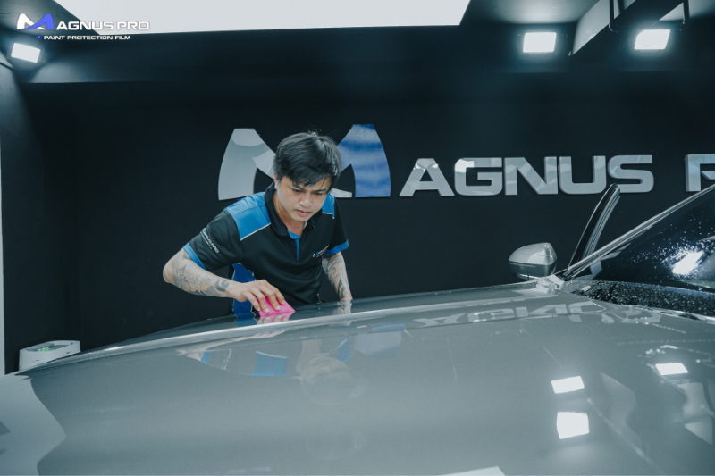 Kỹ thuật viên thi công dán PPF Magnus Pro cho BMW i7