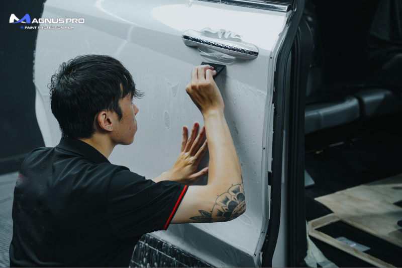 Kỹ thuật viên thi công dán PPF ô tô tại Đồng Hới