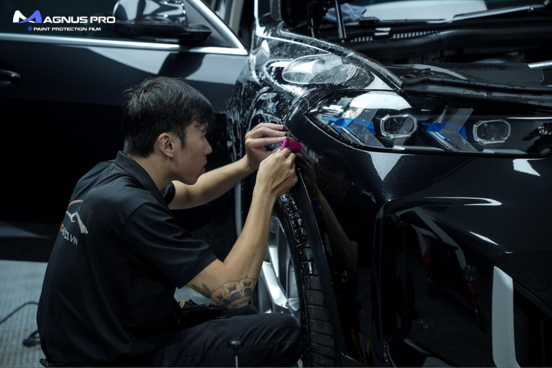Kỹ thuật viên thi công dán PPF ô tô tại Tân An