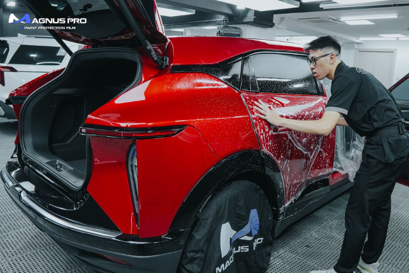 Kỹ thuật viên thi công dán PPF ô tô tại Tuy Hòa
