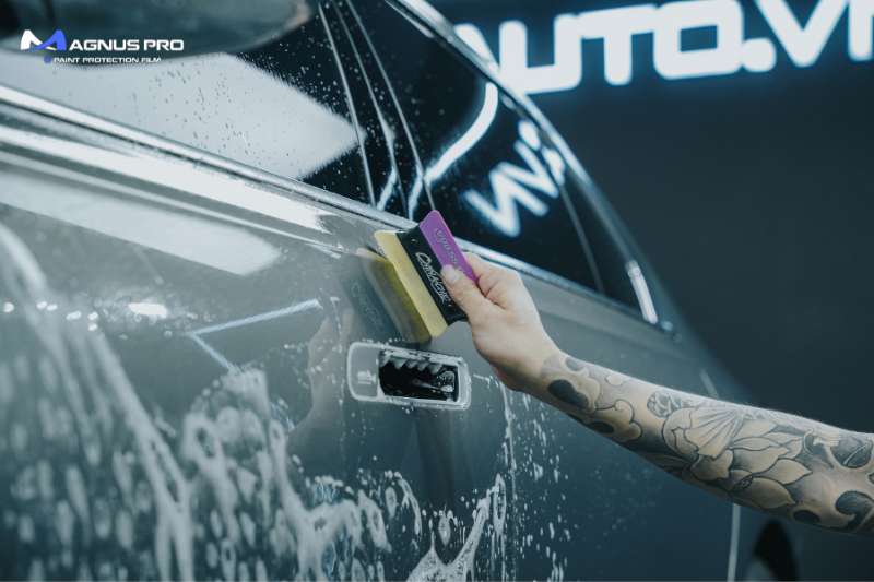 Quá trình dán PPF bảo vệ xe, giữ sơn như mới