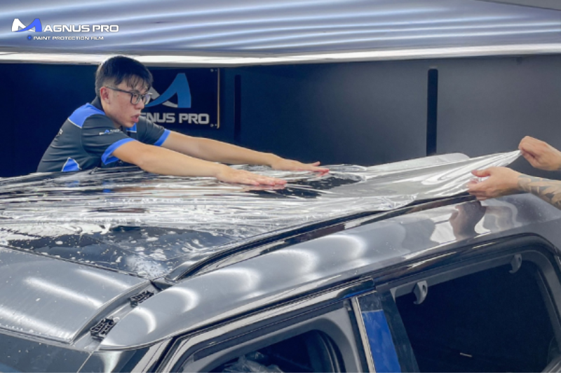 Quy trình dán PPF Magnus Pro được kỹ thuật viên thi công cẩn thận