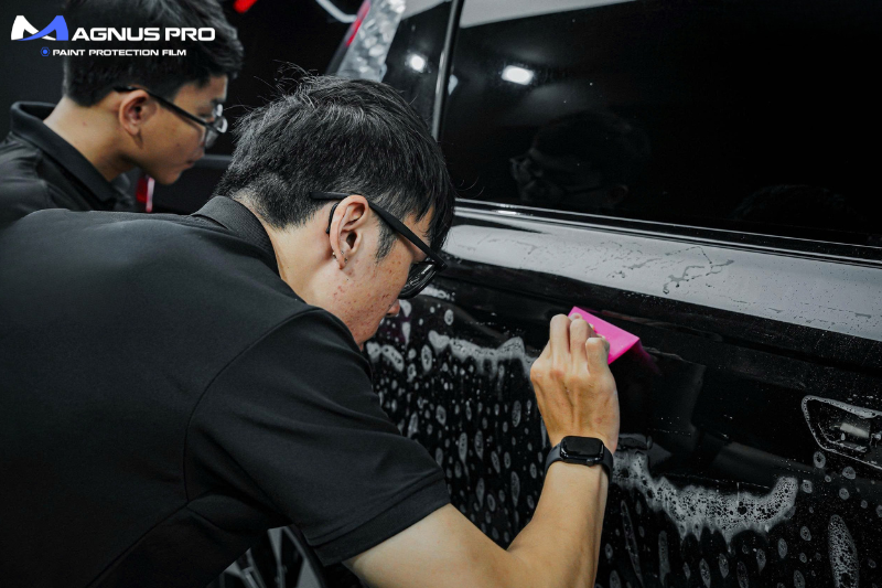 Cận cảnh đội ngũ kỹ thuật viên dán PPF ô tô tại Hồng Ngự